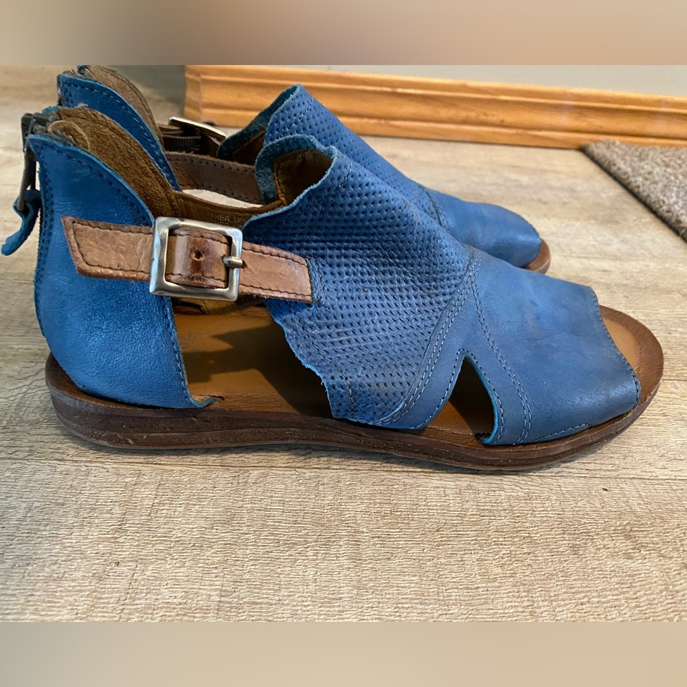GORGEOUS Miz Mooz Zip Back Sandals